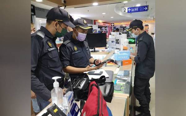 KPDNHEP melakukan serbuan ke atas premis yang menjual Android Box di Petaling Jaya.