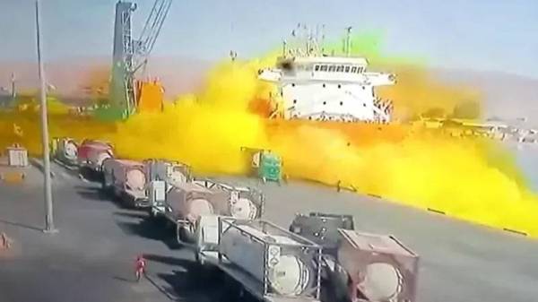 Video menunjukkan awan kuning terbentuk akibat kebocoran kontena gas klorin di Pelabuhan Aqaba pada Isnin. - Foto TV Almamlaka
