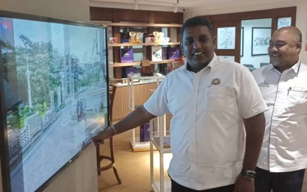K Raven (kiri) dan Suhairi (kanan) melihat lokasi pelancongan di Johor menerusi paparan skrin di Bangunan Pusat Penerangan Pelancongan Negeri Johor (Jotic) pada Selasa.