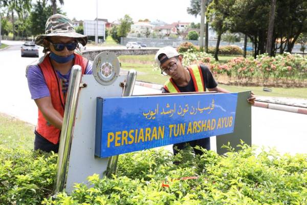 MBSA menukar nama Persiaran Institut di Seksyen 1, di sini ditukar kepada Persiaran Tun Arshad Ayub pada Selasa. -Foto: MBSA