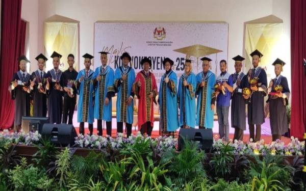 Awang (tengah) bergambar bersama graduan cemerlang di Majlis Konvokesyen Institusi Latihan Jabatan Tenaga Manusia (ILJTM) Kali ke-25 di Institut Latihan Perindustrian (ILP) di Jitra, pada Selasa.