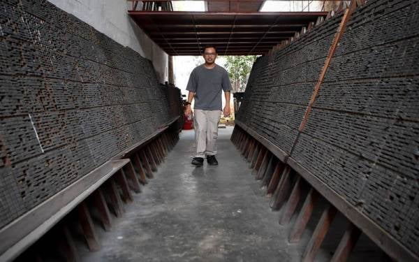 Muhammad Al-Amin berdiri di antara susunan blok huruf cetakan di sebuah bilik kompos ketika tinjauan di galeri The Royal Press dekat Jalan Hang Jebat, baru-baru ini. - Foto Bernama