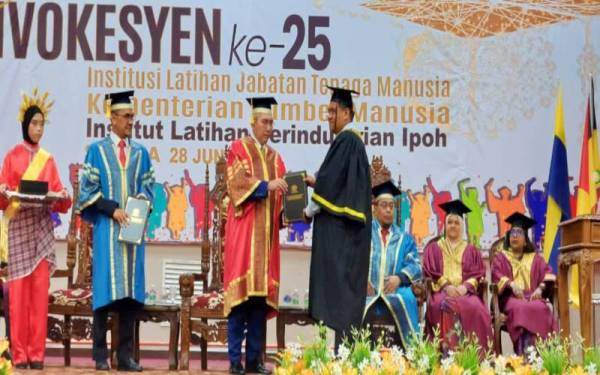Shahrul Zaman menyampaikan skrol kepada seorang graduan sempena Konvokesyen ke-25 ILP Ipoh, pada Selasa.