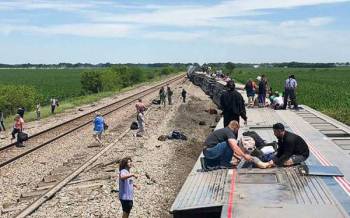 Keadaan sebuah kereta api penumpang Amtrak yang tergelincir selepas bertembung dengan sebuah lori sampah di negeri Missouri, AS pada Isnin. - Foto AP