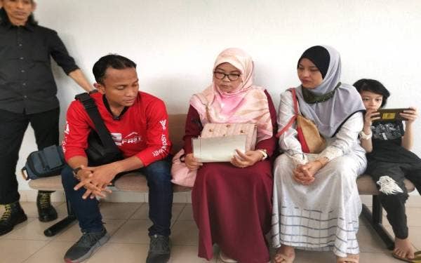 Yuseri (duduk kiri) turut ditemani isterinya ketika hadir ke mahkamah (duduk, dua dari kiri)