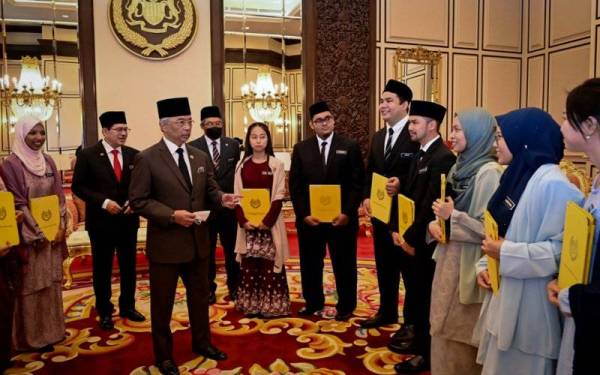 Al-Sultan Abdullah Ri'ayatuddin Al-Mustafa Billah Shah (tiga, kiri) berkenan beramah mesra bersama penerima biasiswa selepas mengurniakan BYDPA di Istana Negara pada Rabu. - Foto Bernama 