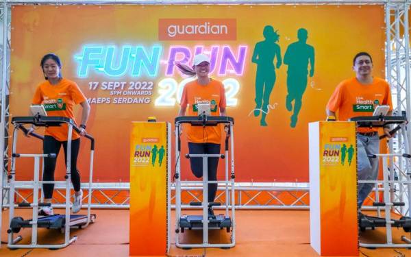 Teo (tengah) bersama tetamu yang hadir pada majlis pelancaran Guardian Fun Run 2022 yang diadakan pada Selasa.