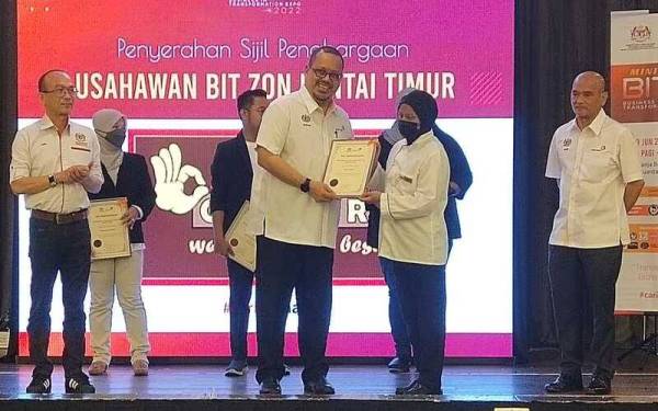 Mazlan menyampaikan sijil penghargaan kepada usahawan BIT Zon Pantai Timur sempena Mini BITe 2022 pada Rabu.