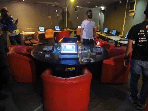 MBSJ menyerbu tiga buah pusat siber di sekitar Taman Sungai Besi Indah, Seri Kembangan, di sini yang beroperasi tanpa lesen daripada pihak tersebut.