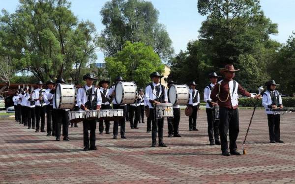 Persembahan pelajar Sekolah Menengah Kebangsaan Tengku Mahmud (SMKTM) membanggakan ibu bapa dan guru.