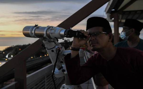 Pengerusi Jawatankuasa Hal Ehwal Agama Islam Negeri Johor Mohd Fared Mohd Khalid, melakukan cerapan anak bulan Zulhijjah pada Majlis Cerapan Rasmi Hilal Zulhijjah 1443H/2022M bagi menetapkan tarikh Hari Raya Aidiladha di Pejabat Daerah Pontian hari ini. - Foto Bernama