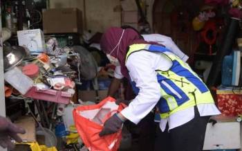 Petugas Jabatan Kesihatan dan Persekitaran MBPJ memeriksa sebuah rumah kotor yang dipenuhi barangan lusuh dan sampah sarap di SS 22/20 Petaling Jaya pada Selasa.