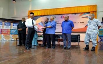 Abdul Manaf (tiga dari kanan) menyampaikan sijil kepada bakal pesara tentera di Majlis Penyampaian Sijil Perhebat dan Program Reskilling dan Upskilling Veteran ATM di Institut Kemahiran Belia Negara (IKBN) di Seri Iskandar, pada Rabu.
