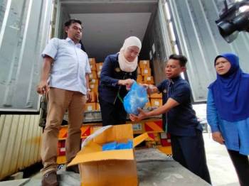 Azulita (dua kanan) ditemui dalam sesi lawatan beliau ke kilang pemprosesan ayam PPN Selangor di Pandamaran di sini pada Selasa.