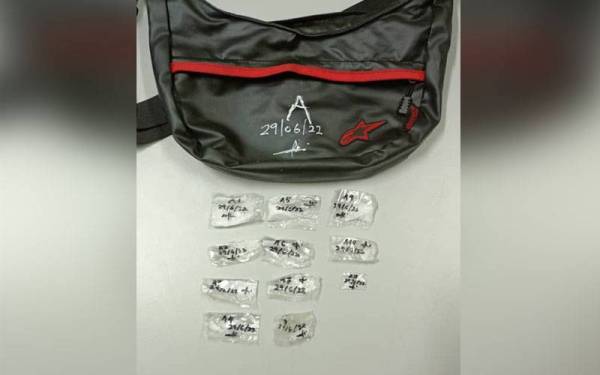 Dadah disyaki methamphetamin berjaya ditemukan dalam beg yang disandang suspek ketika ditahan polis di Slim River pada Rabu. - Foto ihsan polis