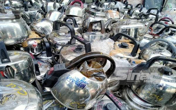 Antara minyak masak yang disembunyikan dalam cerek yang berjaya dikesan menerusi serbuan di sebuah premis di Bandar Baru Klang pada Isnin.