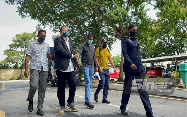 Kedua-dua tertuduh (dua dari kiri dan dua dari kanan) dibawa ke Mahkamah Sesyen Butterworth pada Khamis.