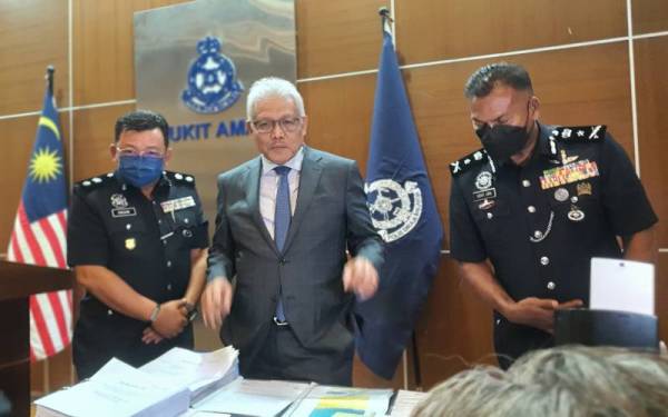 Hamzah menunjukkan dokumen yang dirampas pada sidang media di Ibu Pejabat Polis Diraja Malaysia, Bukit Aman pada Khamis.