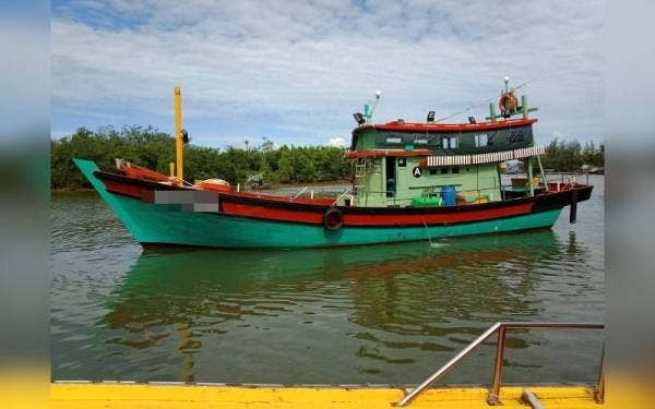 Bot nelayan yang membawa tiga kru termasuk tekong dan 10 pemancing bertolak dari Jeti Pengkalan Kubu Kuala Besut dikhuatiri hilang setelah tidak pulang lebih 24 jam. - Foto Maritim Malaysia