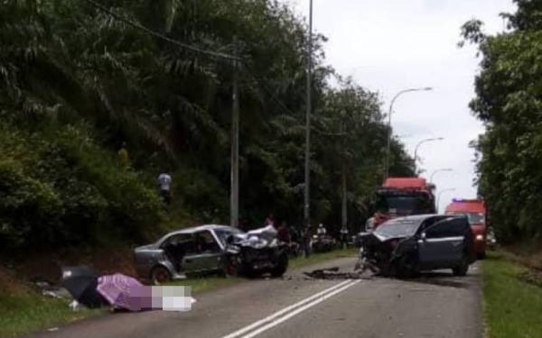 Suami isteri maut selepas terlibat dalam kemalangan membabitkan dua kenderaan di Jalan Jelai ke Bukit Rokan, di sini pada Khamis. - Foto Ihsan pembaca.