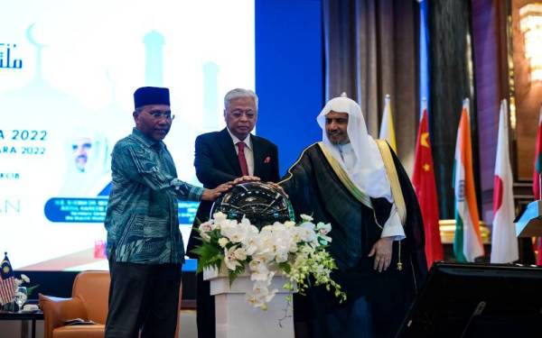 Ismail Sabri (tengah) bersama Menteri di Jabatan Perdana Menteri (Hal Ehwal Agama), Datuk Idris Ahmad (kiri) dan Setiausaha Agung Liga Dunia Islam, Syeikh Dr Muhammad Abdul Karim Al-Issa (kanan) pada perasmian Persidangan Ulama Asia Tenggara 2022 di sebuah hotel, pada Khamis. - Foto Bernama 