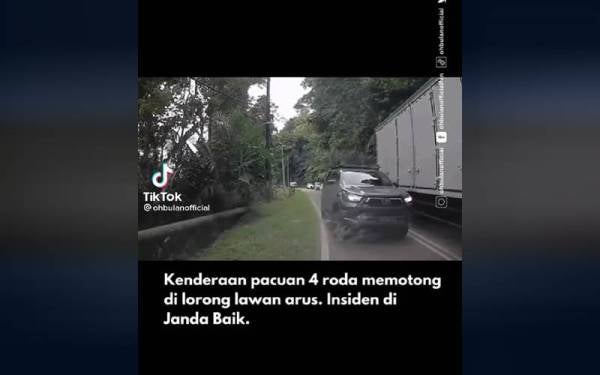 Tangkap layar klip video yang memaparkan sebuah kenderaan jenis pacuan empat roda dipercayai memotong garisan berkembar di Janda Baik, Bentong.