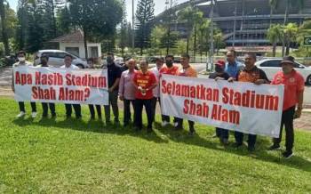 Azhari (tengah) gesa Stadium Shah Alam yang menjadi kebanggaan rakyat Selangor dipertahankan.