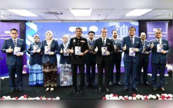 Ahmad Dasuki (tiga dari kanan) dan Mohd Syahrul Ridzuan (empat dari kanan) dan Pengurusan PTPTN menunjukkan Buku Pelan Antirasuah Organisasi 2022-2024 semasa majlis pelancaran yang diadakan di Menara PTPTN, Kuala Lumpur.