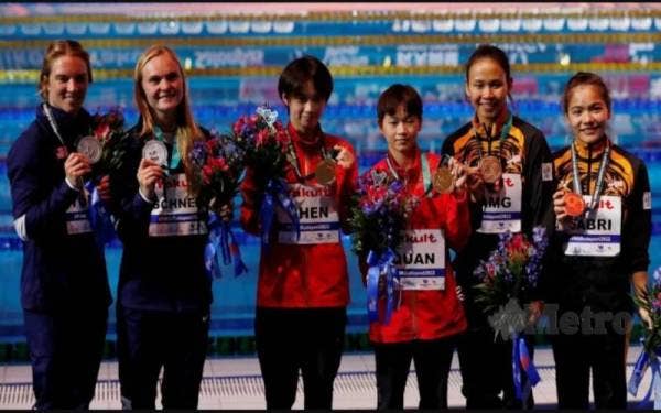 Pandelela, Dhabitah (kanan) bersama pemenang pingat emas dari China dan Perak milik penerjun AS. - Foto Reuters