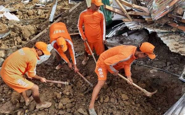 Anggota penyelamat dan pihak berkuasa kini dalam proses mencari dan menyelamat mereka yang tertimbus di bandar Noney. - Foto REUTERS
