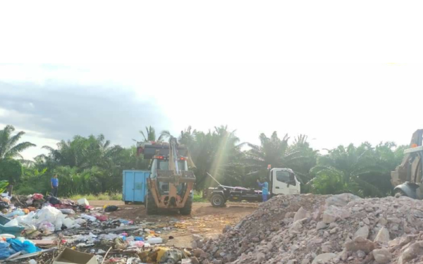 KDEBWM melakukan kerja-kerja pembersihan di tapak sampah haram di pesisir pantai Kampung Parit 7, Sungai Labu di sini.