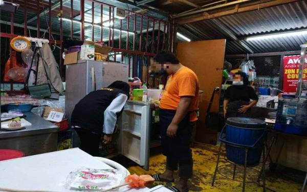 JKNS bersama-sama Pejabat Kesihatan Daerah (PKD) mengadakan Operasi Sanitasi (Operasi Premis Bersih) pada 29 Jun lepas di seluruh Selangor. - Foto FB Jabatan Kesihatan Negeri Selangor