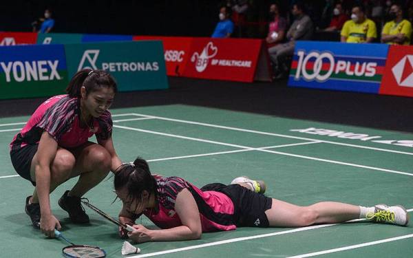 Reaksi pemain beregu wanita Malaysia Anna Ching Yik Cheong (kanan) dan Teoh Mei Xing (kiri) selepas tewas kepada pemain Jepun, Mayu Matsumoto dan Wakana Nagahara pada perlawanan suku akhir Kejohanan Petronas Terbuka Malaysia 2022. Foto Bernama