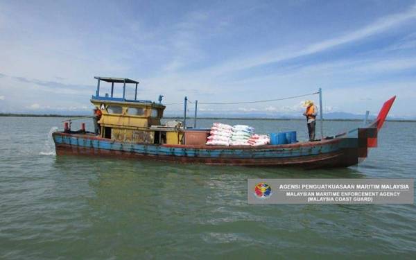 Bot pukat hanyut kelas A tempatan ditahan Maritim Malaysia di muara Kuala Kurau disyaki melanggar syarat sah lesen. -Foto: Maritim Malaysia