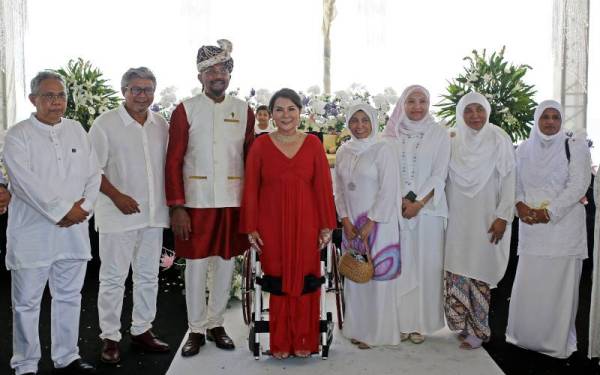 Ras Adiba (empat, kiri) dan suaminya, Mohamed Azam (tiga, kiri) bergambar bersama para tetamu semasa majlis persandingan pasangan suami isteri itu di sebuah hotel, pada Sabtu. - Foto Bernama 