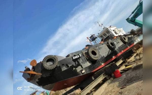 Banga 2, yang membawa empat kru, dikhuatiri karam di perairan Samalaju, kira-kira 40.2 batu nautika dari barat laut Bintulu.