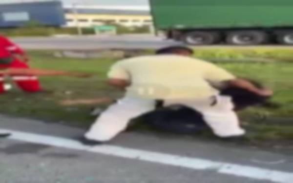 Tangkap layar dari video yang viral di media sosial dipercayai kejadian seorang lelaki dipukul selepas didakwa mengakibatkan kemalangan di Lebuhraya Pasir Gudang, Johor Bahru, pada Jumaat.