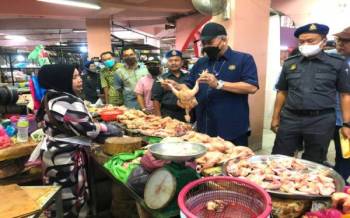 Menteri Komunikasi dan Multimedia, Tan Sri Annuar Musa (dua, kanan) ketika tinjauan harga makanan mentah termasuk ayam di Kota Bharu, pada Sabtu.