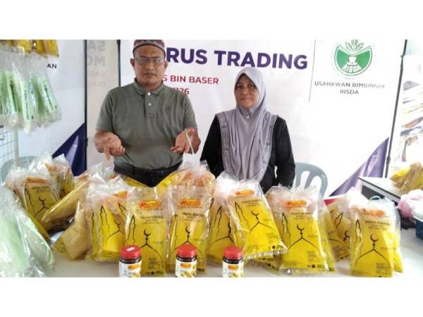 Imirus dan Maimunah bangga dengan produk fucuk keluaran syarikatnya yang kini sudah dikenali ramai.