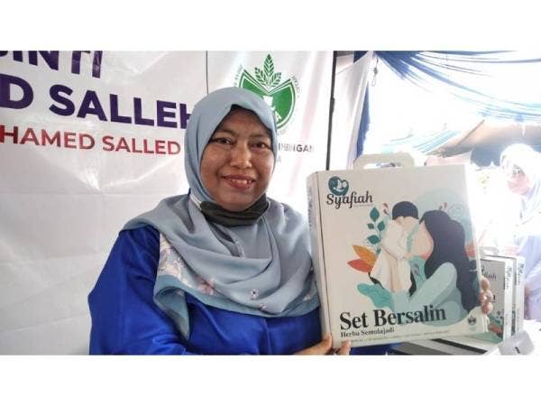 Sarina bersyukur dengan bantuan RISDA beliau mampu mengeluarkan produk set bersalin jenama Syafiah.