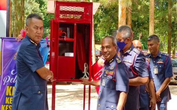 Izram (tiga dari kanan) merasmikan LiSA yang dibina di pantai Teluk Senangin, Lumut.