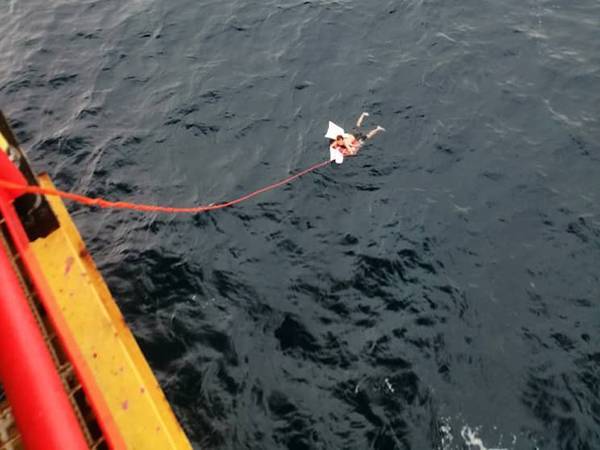 Mangsa diselamatkan pekerja pelantar selepas terjun ke laut dan berenang ke arah pelantar berkenaan pada Jumaat lalu. Foto: Maritim