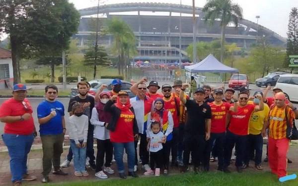 Wakil beberapa NGO termasuk Pertubuhan KAMI Prihatin Selangor di hadapan Stadium Shah Alam di sini pada Ahad.