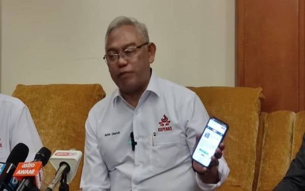 Noh menunjukkan laporan sebuah portal berita yang mengeluarkan kenyataan Anwar menggelar kerajaan sebagai 'bangang' ketika sidang akhbar selepas merasmikan Mesyuarat Agung Perwakilan Tahunan kali ke-36 Kopenas Berhad di Hotel Concorde pada Ahad.