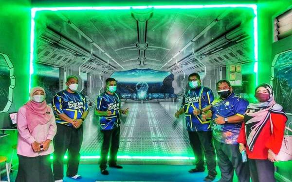 Zairi (dua dari kanan) bergambar bersama Pengarah Pendidikan Perlis, Naharudeen Othman (tiga dari kanan) di salah satu ruangan dalam bilik Alpha Aerospace