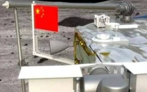 Gambar fail menunjukkan bendera China di bulan pada tahun 2020. - Foto Twitter/@ChinaEUMission