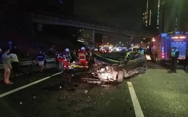 Kereta yang dipandu mangsa bertembung dengan sebuah kereta Honda City di kilometer 32.8 Lebuhraya Persekutuan menghala Klang pada Isnin.