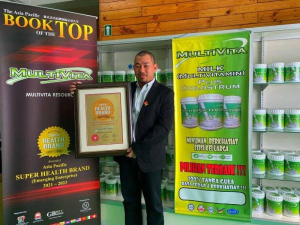 Mohd Harmizuan menunjukkan pengiktirafan yang diterima dari Asia Super Health Brand 2021-2023.