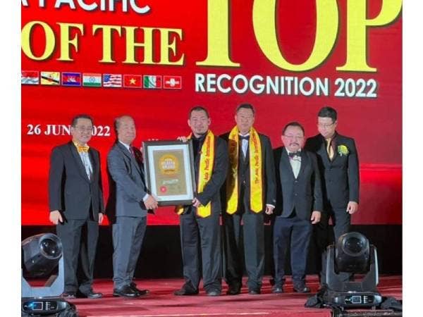 Mohd Harmizuan (empat dari kanan) ketika menerima anugerah Asia Super Health Brand 2021-2023 di Kuala Lumpur pada Ahad lalu.