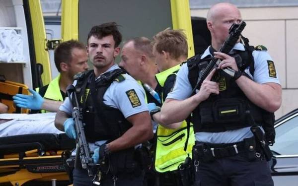 Beberapa anggota polis dan ambulans berada di lokasi kejadian tembakan di pusat beli-belah Field, selatan Copenhagen pada Ahad. - Foto AFP
